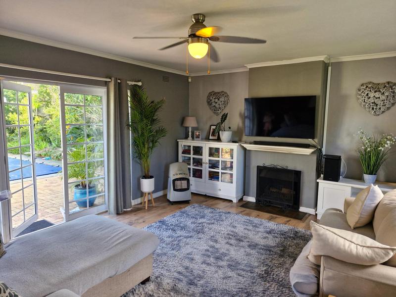 To Let 4 Bedroom Property for Rent in Kreupelbosch Western Cape